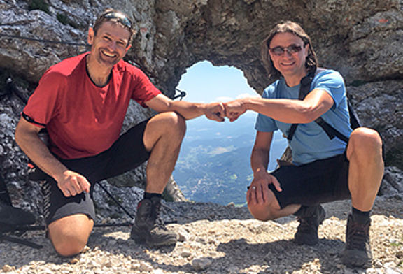 Die langjährigen Mitarbeiter von Variotherm, Alexander Watzek und Peter Unterrainer feierten ihr Jubiläum am Gipfel der Rax.