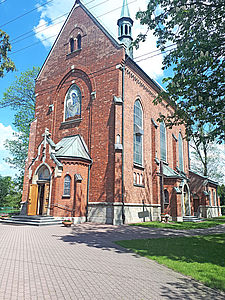 In der Kirche im neogotischen Stil in Polen wurde die Variotherm Fußbodenheizung im Trockenbau installiert.