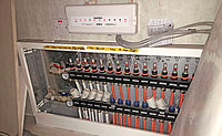 Ein Heiz- und Kühlkreisverteiler von Variotherm sorgt für eine gleichmäßige Wärme in den Räumen.