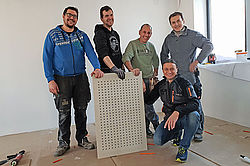 Das Projektteam bei der Installation der Variotherm Deckenkühlung