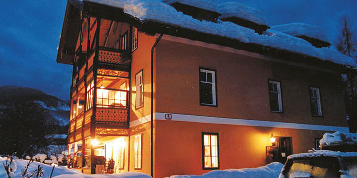 Die System-Wandheizung/kühlung und Fußbodenheizung VarioRast von Variotherm machen die Villa in Bad Ischl das ganze Jahr über behaglich und sparen Energie.