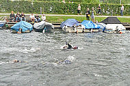 Der Leobersdorfer kam beim IRONMAN Austria mit einer unglaublichen Zeit von 10:18:06 ins Ziel. Die Schwimm-Distanz absolvierte er in 01:07:23.