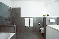 Die Variotherm Modulwand kann im Bad auch im Nachhinein installiert werden und macht das Badezimmer zur Wohlfühloase.
