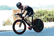 Variotherm Sportler Alex Hajszan beendete fuhr beim Sprinttriathlon am Faaker See bei seiner Paradedisziplin, dem Radfahren, auf Platz Eins vor.