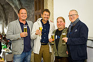 Andreas Sickinger und Alexander Watzek von Variotherm Heizsysteme gratulierten der Firma Kollar für 150 Jahre Firmengeschichte.