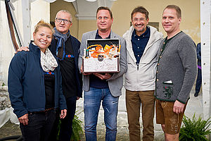 Andreas Sickinger und Alexander Watzek von Variotherm Heizsysteme gratulierten Familie Kollar zu 150 Jahre Firmengeschichte.