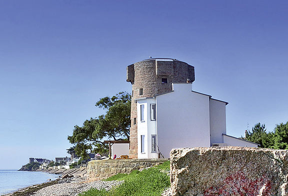 Der 230 Jahre alte Turm auf den Jersey Island wurde unter strengen Denkmalschutzvorgaben renoviert. Variotherm-Systeme heizen die Räume.