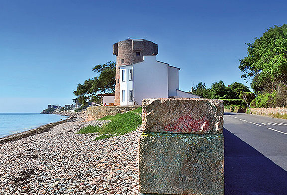 Der 230 Jahr alte Le Hurel Tower auf Jersey Island (UK) wurde mit einer Variotherm Fußbodenheizung im Trockenbau (VarioKomp) und einer Wandheizung saniert.