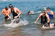 Mit 300 Meter Schwimmen startete Variotherm Sportler Alex Hajszan bei herrlichem Sommerwetter die anspruchsvolle Strecke. 