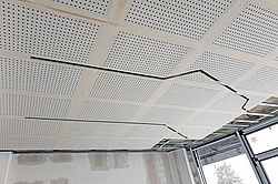 Akustikplatten ohne Kühlleitungen erleichterten die Installation der Beleuchtungsschienen.
