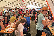 After the run: Essen und Trinken im Zelt von Variotherm beim Brückenlauf. Eine wohlverdiente Belohnung. 