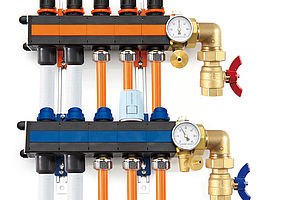 Ein Heiz- und Kühlkreisverteiler reguliert die Durchflussmengen des Wassers und verteilt dieses gleichmäßig in den Flächenheiz- und Kühlsystemen.