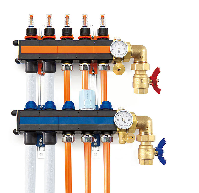 Ein Heiz- und Kühlkreisverteiler reguliert die Durchflussmengen des Wassers und verteilt dieses gleichmäßig in den Flächenheiz- und Kühlsystemen. 