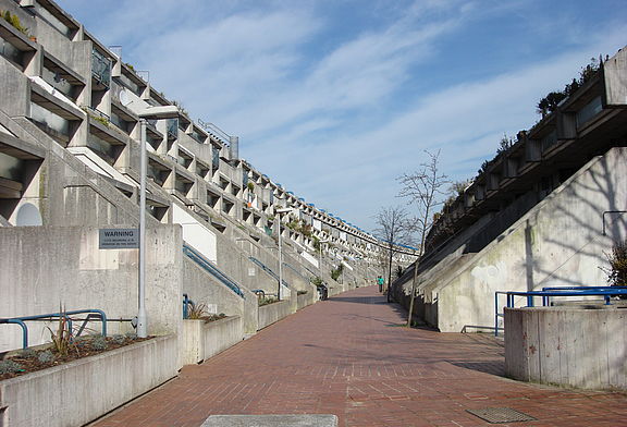 Das “Alexandra Road Estate” in London ist auch als “Rowley Way” bekannt und wurde nun mit einer Variotherm Wand und Decke zum Heizen saniert.