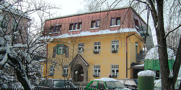 Der Warmluftschleier der Heizleisten umhüllt wie ein warmer Mantel alle Räume, sodass die Kinder in einem milden Strahlungsklima leben - ohne, die von herkömmlichen Heizungen verursachte  Staubaufwirbelung.