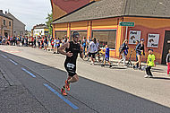 Zieleinlauf beim Brückenlauf 2018. Alex Hajszan wird Zweiter.