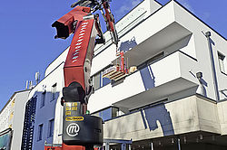 Die ModulPlatten für die Deckenkühlung wurden über den Balkon bei SAPP Management in Klagenfurt angeliefert.