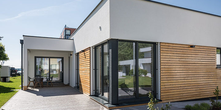 eben kompromissloser Qualität in Bautechnik und Energieeffizienz Überzeugt der Bungalow „Terra110“ mit einer sanften, wartungsfreien und lautlosen Variotherm Deckenkühlung.