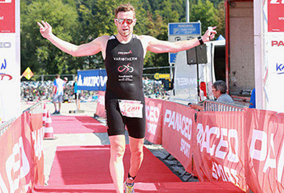 Variotherm Sportler Alex Hajszan beendet den Sprinttriathlon am Faaker See 2017 in seiner Klasse auf dem Podest.