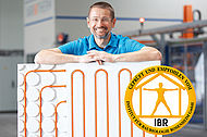 Variotherm Geschäftsführer Alexander Watzek freut sich über den IBR-Prüfsiegel für die Trockenbausysteme für Wand und Boden.