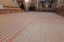Die Variotherm Fußbodenheizung im Trockenbau wurde auf 300 m² in der Kirche in Polen installiert.